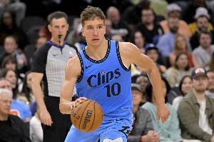 开云体育下载-没找到手感！博格丹半场4中0未得分 拿下3板6助1断