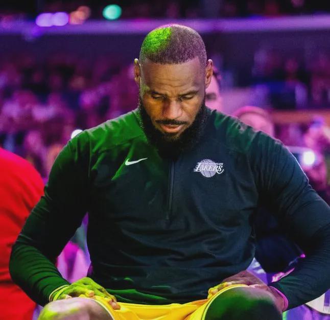 错怪詹姆斯了？名记爆料，詹姆斯可能要求续约，被湖人拒绝了