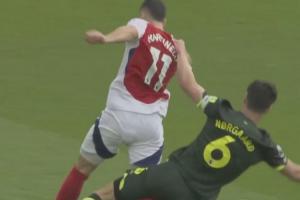 开云体育下载-遭剪刀脚铲倒！ESPN：诺尔高中场时想道歉，马丁内利让他走开