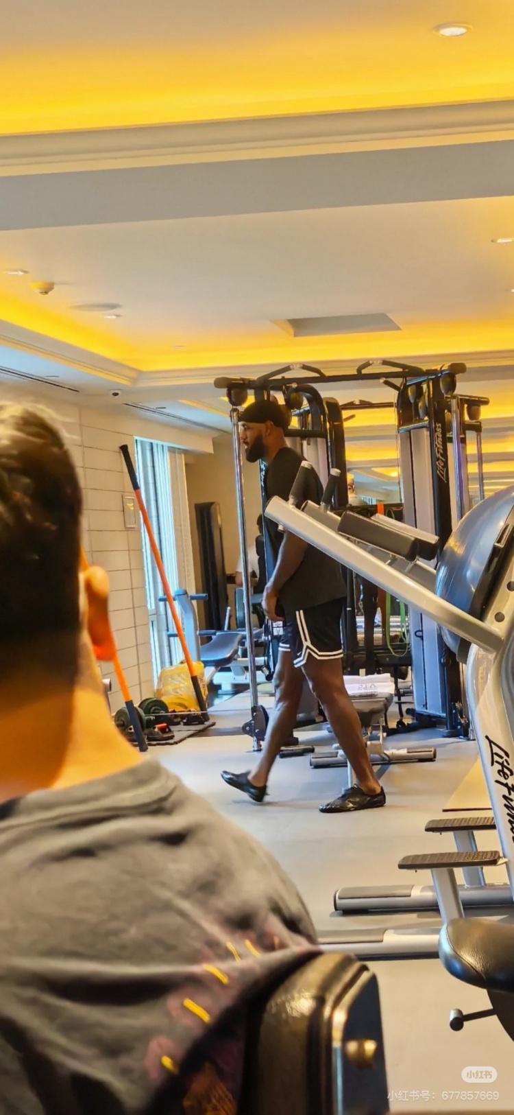 kaiyun-网友晒在酒店遇到詹姆斯：他早上6点就到健身房锻炼 和他打了招呼
