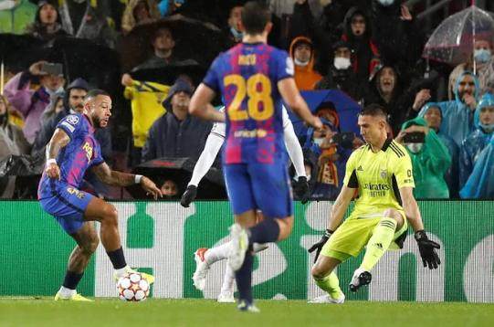 开云下载-进不了球的毛病快让巴萨小组赛被淘汰了